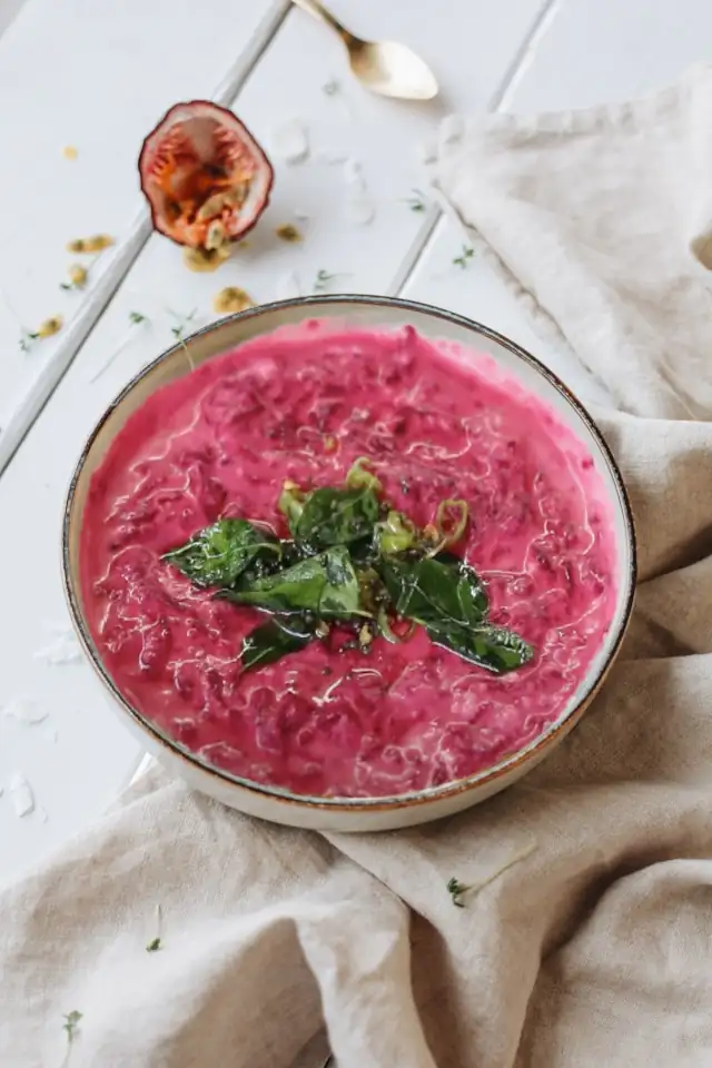 Karotten- und Rote-Bete-Raita mit Fenchel, ein gesundes und aromatisches ayurvedisches Gericht mit cremiger Textur.
